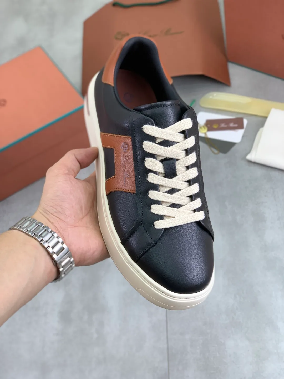 Men's men's shoes 💰P560 New style 💰High quality The latest casual shoes Loro Piana 💯Top grade💯Buy the original copy💯 Founded the existing Loro Piana company on April 24, 1924. It is now the sixth generation of family business, providing top quality products to customers who are discerning about taste and quality. Imported original fly woven fabric with cowhide fabric, plain calfskin lining. Hand-sewn thread with cowhide feet. Original packaging. High-end outsole. Size: 38-44 (customized for 45 and 46). 2️⃣ colors available.